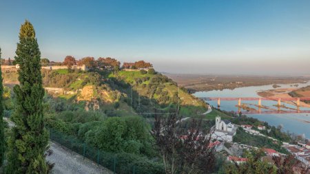 Téléchargez les photos : Panorama montrant le château d'Almourol sur la colline de Santarem timelapse aérien. Un château médiéval au sommet de l'îlot d'Almourol au milieu du Tage avec un pont au-dessus. Portugal - en image libre de droit