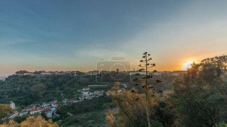 Foto de Panorama que muestra la puesta de sol sobre el castillo de Almourol en la colina en Santarem timelapse aéreo. Un castillo medieval sobre el islote de Almourol en medio del río Tajo y casas. Portugal - Imagen libre de derechos