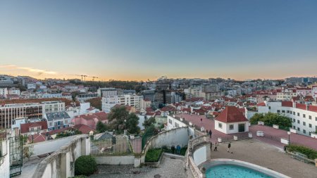 Foto de Panorama mostrando Jardim do Torel día a noche timelapse transición, un jardín tradicional y mirador con vistas inusuales al centro de la ciudad de Lisboa. Tiene una terraza y un gran estanque. Portugal - Imagen libre de derechos