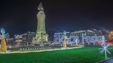 Téléchargez les photos : Panorama montrant la place des Marques de Pombal avec monument et lumières de Noël timelapse de nuit. Bâtiments éclairés et circulation à l'intersection. Une grande roue en arrière-plan à Lisbonne, Portugal - en image libre de droit