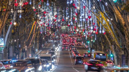 Foto de Avenida da Liberdade en Lisboa iluminada con luces colgando de los árboles por la noche timelapse. Calle europea decorada para la celebración de Navidad. Tráfico en la carretera durante la noche de vacaciones. Portugal - Imagen libre de derechos