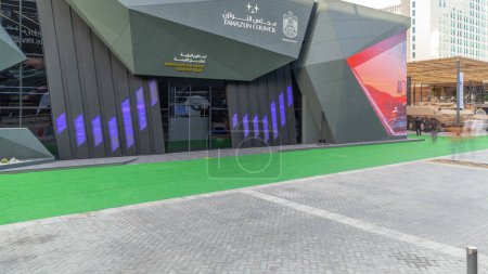Foto de Abu Dhabi, Emiratos Árabes Unidos - 25 de febrero de 2023: Exposición y Conferencia Internacional de Defensa, IDEX timelapse. La exposición de defensa de tres servicios más importante desde el punto de vista estratégico. Entrada al pabellón del Consejo de Tawazun - Imagen libre de derechos