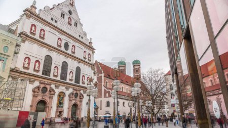 Foto de Vista de la Iglesia de San Miguel y la calle peatonal de Neuhauser en el centro de Munich timelapse. Calle peatonal con muchas tiendas y zona de relax. Baviera, Alemania. - Imagen libre de derechos