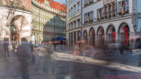 Téléchargez les photos : Kaufingerstrasse, rue commerçante et zone piétonne au centre-ville de Munich près de la Marienplatz timelapse. Bâtiments historiques avec des gens se promenant. Entrée d'un musée. Bavière, Allemagne - en image libre de droit