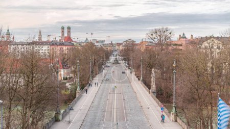 Vista aérea panorámica desde el timelapse de Maximilianeum con coches de conducción y tranvía en el puente Maximilian y Maximilianstrasse, Múnich, Alemania. Monumentos famosos a distancia