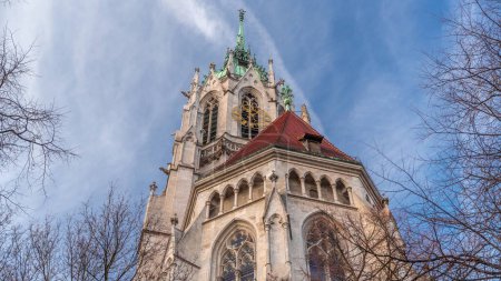 Iglesia de San Pablo o Paulskirche timelapse. Mirando hacia arriba perspectiva. Una gran iglesia católica en el barrio Ludwigsvorstadt-Isarvorstadt de Munich, Baviera, Alemania. Vista lateral trasera
