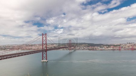 Téléchargez les photos : Panorama du paysage urbain de Lisbonne avec suspension historique 25 du pont d'avril et timelapse du Tage, vue aérienne de la vieille ville d'Alfama du point de vue de Cristo Rei à Almada. Portugal - en image libre de droit
