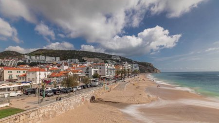 Téléchargez les photos : Panorama montrant vue aérienne de la ville de Sesimbra et promenade au bord de la mer Timelapse, Portugal. Paysage supérieur avec maisons et plage de la forteresse. Resort dans le quartier de Setubal - en image libre de droit