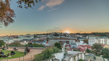 Foto de Panorama que muestra Jardim do Torel timelapse, un jardín tradicional y mirador con vistas inusuales al centro de Lisboa durante la puesta de sol. Tiene una terraza, un bar y un gran estanque. Portugal - Imagen libre de derechos