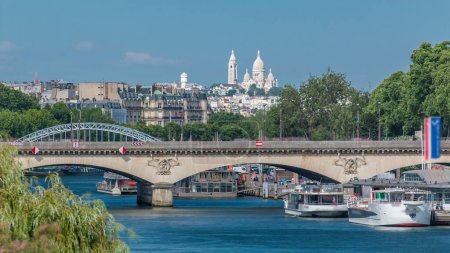 Téléchargez les photos : Pont Iéna sur la Seine timelapse. Paris, France. Il relie le Champ de Mars et les jardins du Trocadéro. Il est nommé d'après la ville d'Iéna, où Napoléon a vaincu les troupes prussiennes. - en image libre de droit
