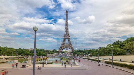 Foto de Fuentes en la famosa plaza Trocadero con torre Eiffel en el hiperlapso timelapse fondo. Trocadero y la torre Eiffel son las atracciones más visitadas de París. Cielo nublado en el día de verano - Imagen libre de derechos