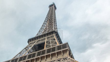 Foto de Torre Eiffel Cadera timelapse - Disparo desde la base de la Torre Eiffel, cielo nublado en el fondo París, Francia. Mirando hacia arriba - Imagen libre de derechos