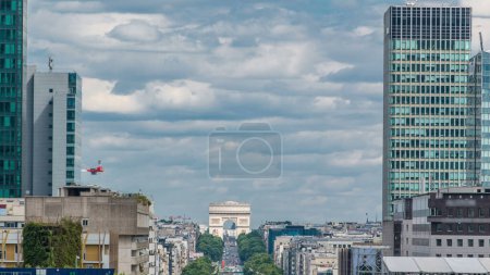 Téléchargez les photos : Vue aérienne du quartier des affaires de la Défense jusqu'à l'Arc de Triomphe. Des gratte-ciels et de la circulation routière. Ciel nuageux le jour d'été. Paris, France - en image libre de droit
