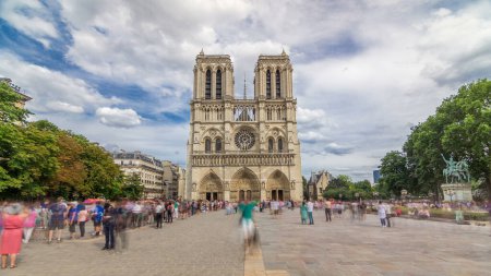 Foto de Vista frontal de Notre-Dame de Paris timelapse hyperlapse. Catedral católica medieval en la isla de Cite en París, Francia. Larga cola de turistas en la entrada. Cielo nublado en el día de verano - Imagen libre de derechos