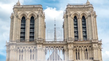 Foto de Parte superior de Notre-Dame de Paris timelapse con la gente en mirador de la cubierta de observación. Es una catedral católica medieval en la isla de Cite en París, Francia. Cielo nublado en el día de verano - Imagen libre de derechos
