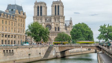 Foto de Notre Dame de Paris timelapse. Uno de los símbolos más famosos de París. Puente Petit - Cardenal Lustiger. Vista desde el Puente de Saint-Michel con barcos en el río en el soleado día de verano - Imagen libre de derechos