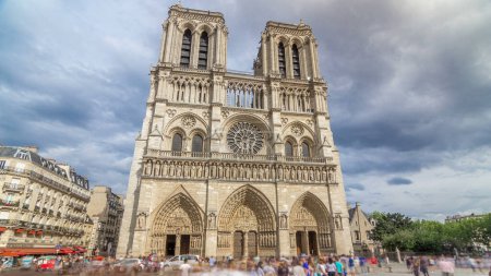Foto de Vista frontal de Notre-Dame de Paris timelapse hyperlapse. Catedral católica medieval en la isla de Cite en París, Francia. Larga cola de turistas cerca de la entrada. Cielo nublado en el día de verano - Imagen libre de derechos