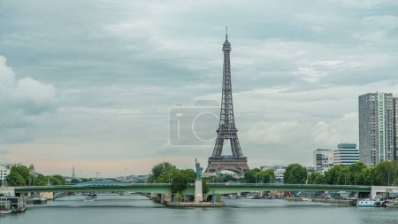 Téléchargez les photos : La statue de la Liberté et la Tour Eiffel Timelapse. Vue aérienne depuis le pont Mirabeau avant le coucher du soleil. Paris, France - en image libre de droit