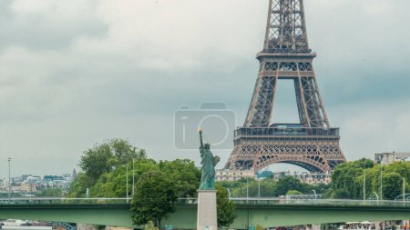 Téléchargez les photos : La statue de la Liberté et la Tour Eiffel Timelapse. Vue aérienne depuis le pont Mirabeau le soir avant le coucher du soleil. Paris, France - en image libre de droit