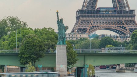 Téléchargez les photos : La statue de la Liberté et la Tour Eiffel Timelapse. Vue rapprochée du pont Mirabeau avant le coucher du soleil. Paris, France. Point de vue au sous-sol de la tour - en image libre de droit
