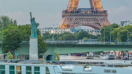Téléchargez les photos : La Statue de la Liberté et la Tour Eiffel transition jour-nuit Timelapse réfléchi sur l'eau. Vue depuis le pont Mirabeau après le coucher du soleil. Paris, France. Vue rapprochée - en image libre de droit