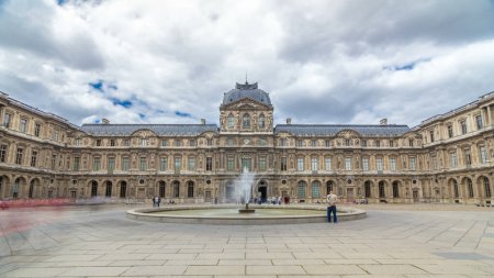 Téléchargez les photos : Cour intérieure du musée avec fontaine intemporelle hyperlapse. Ciel nuageux le jour d'été. Paris, France - en image libre de droit