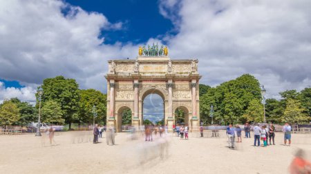 Téléchargez les photos : Arc de Triomphe (Arc de Triomphe du Carrousel) hyperlapsus intemporel dans les jardins des Tuileries à Paris, France. Touriste se promenant le jour d'été avec un ciel nuageux bleu. Marcher vers - en image libre de droit