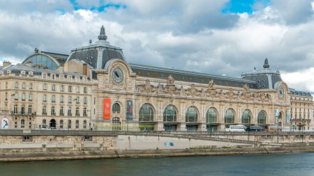 Téléchargez les photos : Le musée d'Orsay timelapse. Musée à Paris, rive gauche de la Seine. Vue depuis le pont Royal. Musee d'Orsay possède la plus grande collection de peintures impressionnistes au monde. Paris, France - en image libre de droit