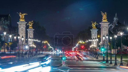 Foto de Avenue du Marechal Gallieni con timelapse de tráfico e iluminación nocturna. La avenida conecta el complejo Les Invalides (Residencia Nacional de Inválidos) y el Puente Alexandre III. París, Francia - Imagen libre de derechos