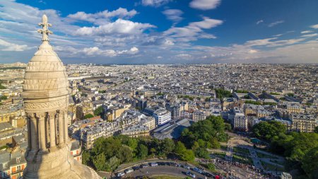 Foto de Panorama de París desde arriba timelapse, Francia. Vista aérea desde el mirador de Montmartre. Día soleado con cielo azul nublado sobre edificios históricos - Imagen libre de derechos