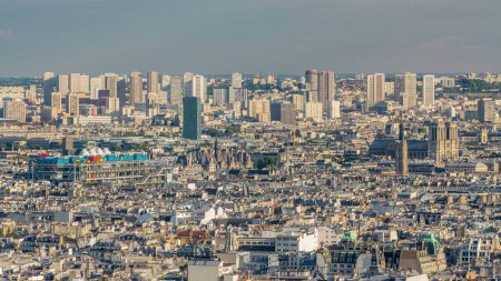 Foto de Panorama de París timelapse con Notre Dame de París catedral, Francia. Vista aérea desde el mirador de Montmartre. Día soleado - Imagen libre de derechos