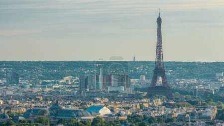 Téléchargez les photos : Panorama de Paris d'en haut avec tour Eiffel, France. Vue aérienne du dessus depuis le point de vue de Montmartre. Journée ensoleillée avec ciel nuageux bleu en soirée - en image libre de droit