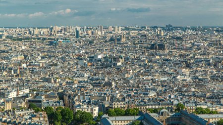 Téléchargez les photos : Panorama de Paris d'en haut timelapse, France. Cathédrale Notre Dame de Paris. Vue aérienne du dessus depuis le point de vue de Montmartre. Journée ensoleillée - en image libre de droit