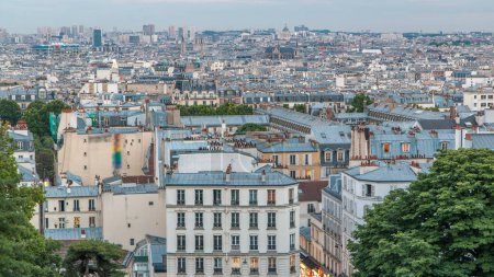 Téléchargez les photos : Beau paysage urbain parisien de jour comme de nuit transition timelapse vu de Montmartre. Vue aérienne du haut du point de vue après le coucher du soleil. Paris, France - en image libre de droit