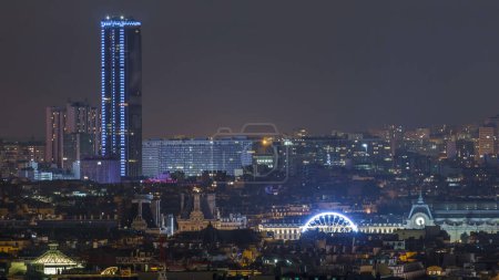 Téléchargez les photos : Paysage urbain nocturne de Paris timelapse aérienne à partir de Montmartre avec la visite du gratte-ciel Montparnasse et du musée d'Orsay. Vue de dessus du point de vue. Paris, France - en image libre de droit