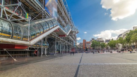 Foto de Fachada del Centro de Georges Pompidou timelapse hiperlapso en París, Francia. Vista lateral. El Centro de Georges Pompidou es uno de los museos más famosos del arte moderno del mundo. - Imagen libre de derechos