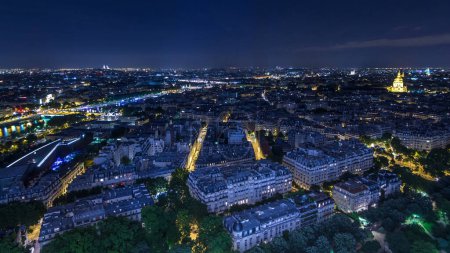 Vista del timelapse nocturno aéreo de las calles de la ciudad de París y del río Sena en la parte superior de la plataforma de observación de la Torre Eiffel. Iluminación nocturna.