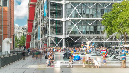 Foto de Fuente en Centre Pompidou timelapse, Museo Nacional de Arte Moderno. París, Francia. Personas que se relajan en la plaza en el parque en el día de verano con cielo azul nublado - Imagen libre de derechos