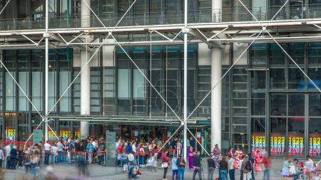 Téléchargez les photos : Entrée au Centre Georges Pompidou timelapse à Paris, France. Une foule de personnes en file d'attente longue vue de près. Le Centre Georges Pompidou est l'un des musées d'art moderne les plus célèbres - en image libre de droit