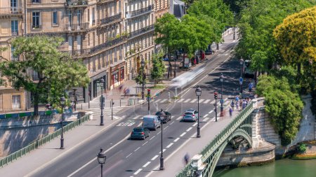 Téléchargez les photos : Timelapse parisien avec circulation sur le Pont de Sully depuis le pont d'observation du bâtiment de l'Institut du Monde Arabe. Vue aérienne du dessus. Arbres verts le jour d'été. France. - en image libre de droit