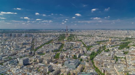 Téléchargez les photos : Vue aérienne panoramique depuis la tour Montparnasse avec tour Eiffel et quartier de la Défense sur fond timelapse à Paris, France. Vue de dessus de la terrasse d'observation à la journée ensoleillée d'été. - en image libre de droit