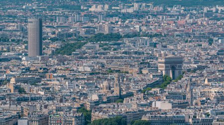 Téléchargez les photos : Vue de l'horizon parisien avec l'Arc de Triomphe d'en haut. Principaux monuments de la mégapole européenne avec Les Invalides. Vue aérienne depuis le pont d'observation Tour Montparnasse. Paris, France - en image libre de droit
