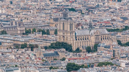 Blick von oben auf die Pariser Skyline im Zeitraffer. Notre Dame de Paris und die wichtigsten Sehenswürdigkeiten der europäischen Megapolis. Blick aus der Vogelperspektive von der Aussichtsplattform des Montparnasse-Turms. Paris, Frankreich