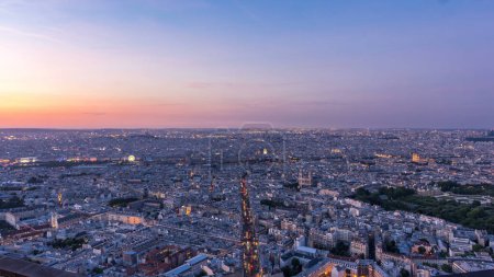 Téléchargez les photos : Panorama de Paris après le coucher du soleil passage du jour à la nuit timelapse. Vue aérienne depuis le pont d'observation du bâtiment Montparnasse en France. Ciel coloré au jour d'été - en image libre de droit