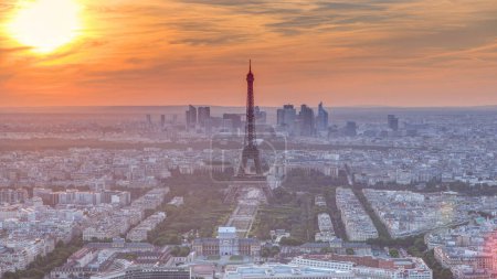 Foto de Panorama de París al atardecer. Vista aérea de la torre Eiffel desde la plataforma de observación del edificio Montparnasse en París - Francia. Cielo colorido en el día de verano - Imagen libre de derechos