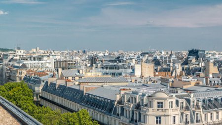 Foto de Vista aérea del paisaje urbano de los hermosos edificios timelapse desde la terraza de galería lafayette en París. Clima soleado en el día de verano. Panorama de azotea - Imagen libre de derechos