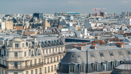 Foto de Vista del paisaje urbano de los hermosos edificios con grúas timelapse desde la terraza de galería lafayette en París. Clima soleado en el día de verano. Panorama de azotea - Imagen libre de derechos