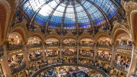 Téléchargez les photos : Galeries Lafayette intérieur de dessus timelapse à Paris. Les gens font du shopping au grand magasin. L'architecte Georges Chedanne a conçu le magasin où un dôme de verre et d'acier Art Nouveau - en image libre de droit