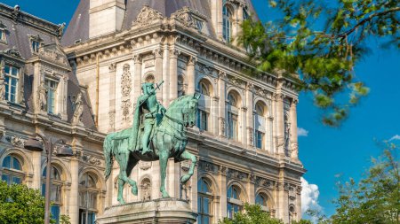 Téléchargez les photos : La statue en bronze d'Etienne Marcel fièrement debout à côté de l'hôtel de Ville timelapse, Paris, France. Trafic dans la rue. Journée ensoleillée d'été - en image libre de droit