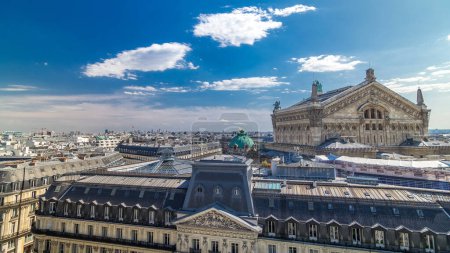 Foto de Top overview of Palais or Opera Garnier The National Academy of Music timelapse in Paris, France (en inglés). Vista aérea desde la azotea en el soleado día de verano. - Imagen libre de derechos